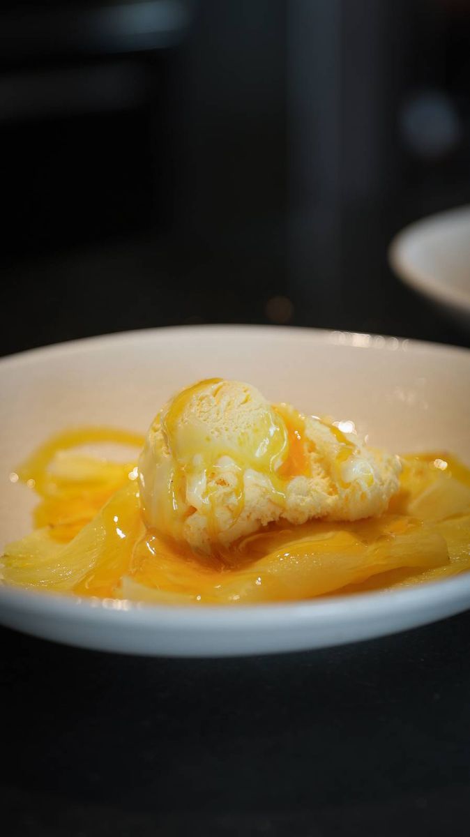 Carpaccio de Ananas cu Reducție de Mango si Înghețată de Vanilie